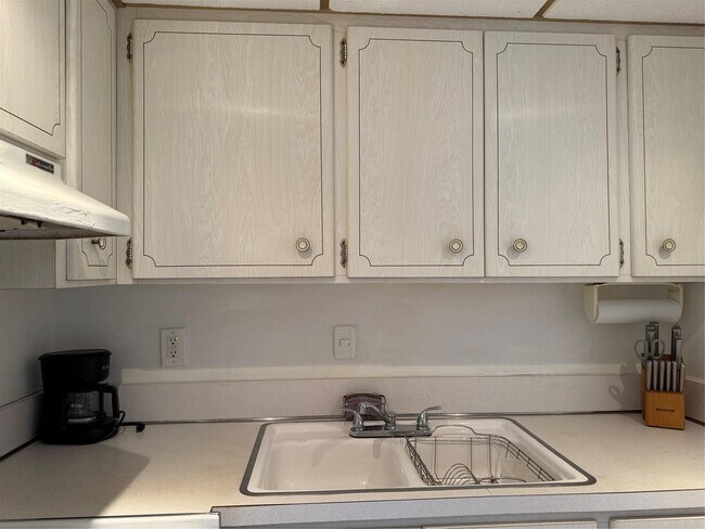 Building Photo - 412 S Cypress Rd