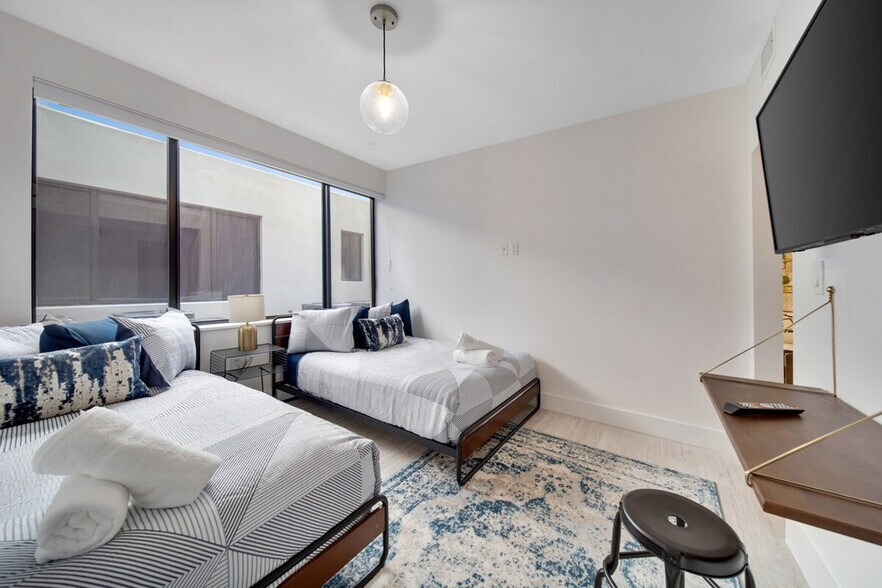 Building Photo - 1432 SW 22nd Ave