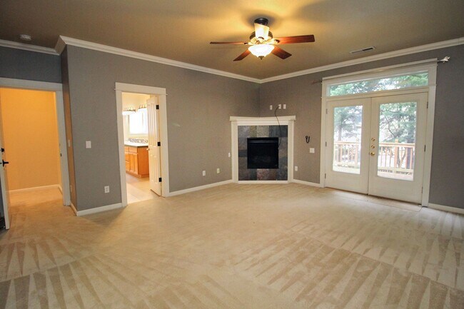 Building Photo - Alluring 4 Bedroom, 2.5 Bathroom Modern ho...