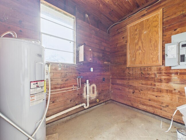 Building Photo - READY NOW!  2 bed 2 bath home!