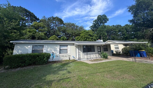Building Photo - JUST REDUCED!!!  Beautiful 3/1 large 1417 ...