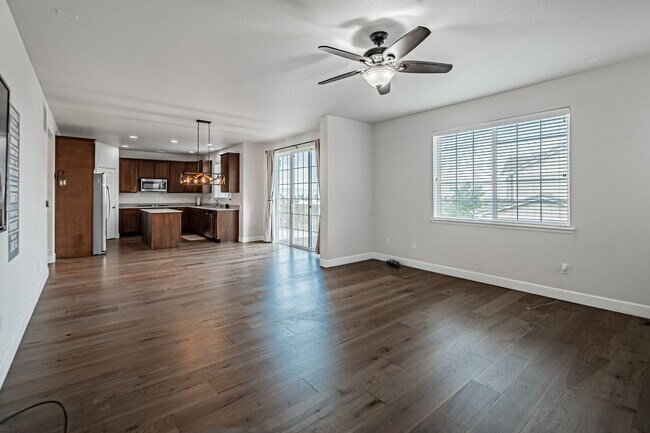 Building Photo - Spacious 5BD, 4BA Castle Rock Home with Fi...