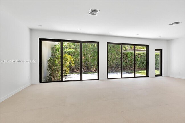 Building Photo - 950 Bayamo Ave