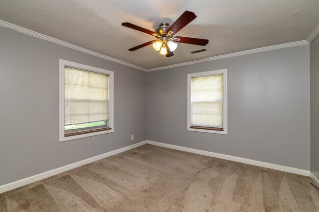 Building Photo - 102 Eastwood Dr