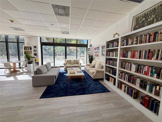 Building Photo - 1450 Brickell Bay Dr