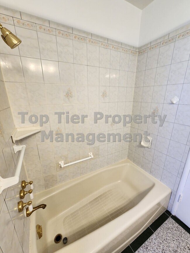 Building Photo - Beautiful 3-bedroom, 2-bathroom home locat...