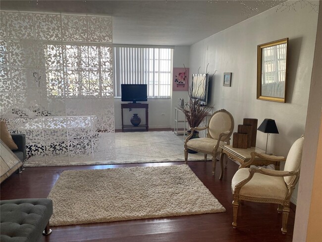 Building Photo - 825 Brickell Bay Dr