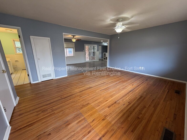 Building Photo - 1901 S 72nd St