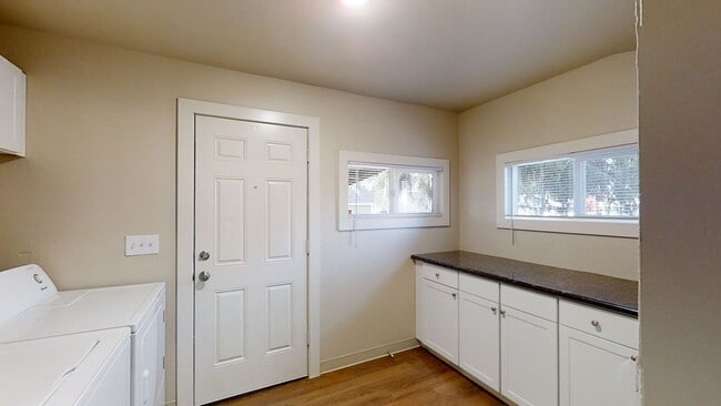 Building Photo - Country House w/ 2 Bedroom + Den - Washer, Dryer, Storage Shed & Plentiful Parking!