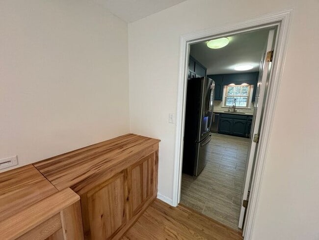 Building Photo - Fenced yard!