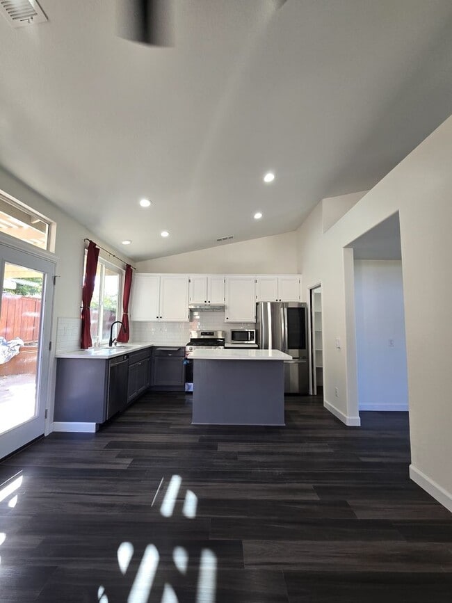 Building Photo - Newly Remodeled 4-Bedroom Home in Desirable Community