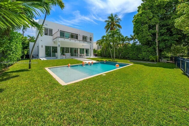 Building Photo - 6050 La Gorce Dr