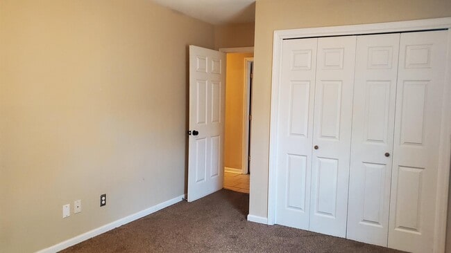 Building Photo - 2608 E Maple Ave