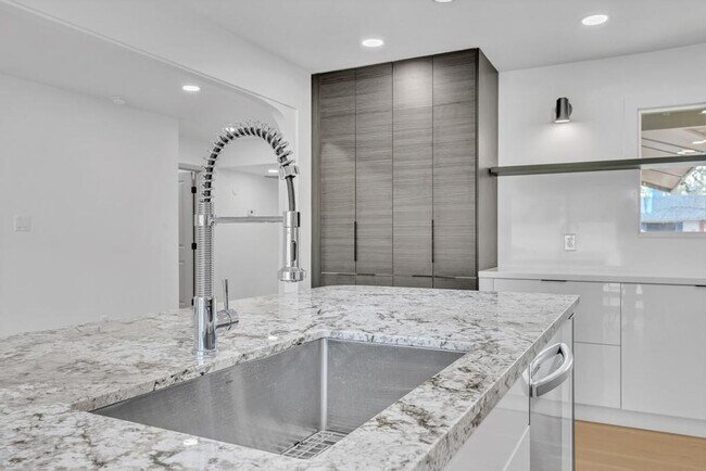 Building Photo - Completely Remodeled 6 bedroom/4 bath Home with New Pool