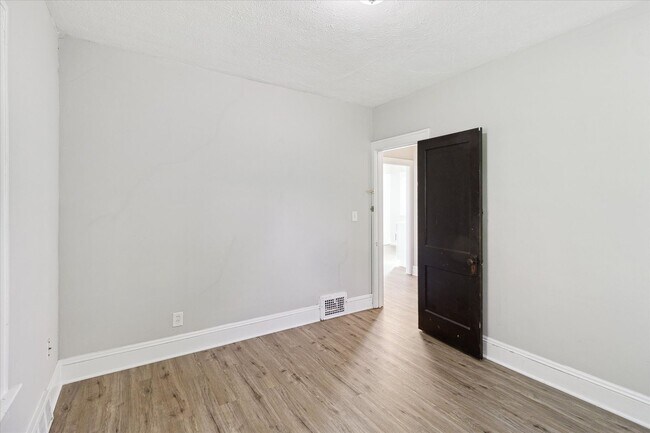 Building Photo - 1524 E 204th St