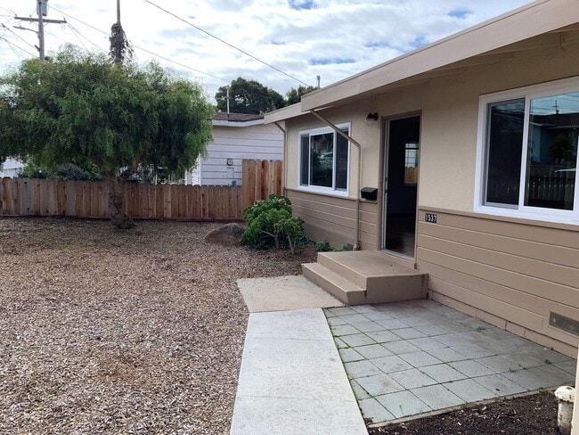 Building Photo - Great 3 Bedroom 1 and 1/2 Bath House in Se...