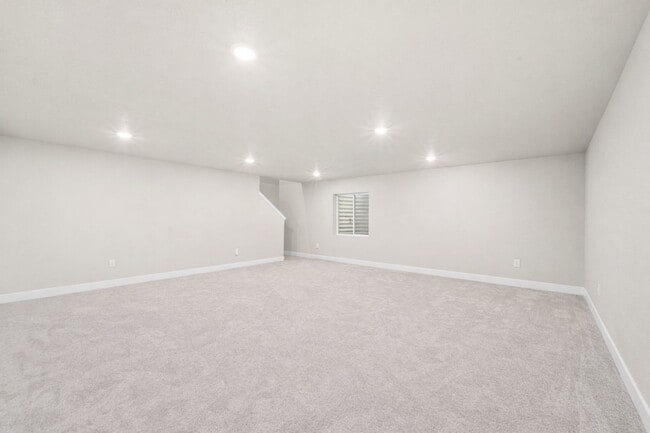 Building Photo - Gorgeous 5 Bed 3 bath Home In Aspen Meadows!!