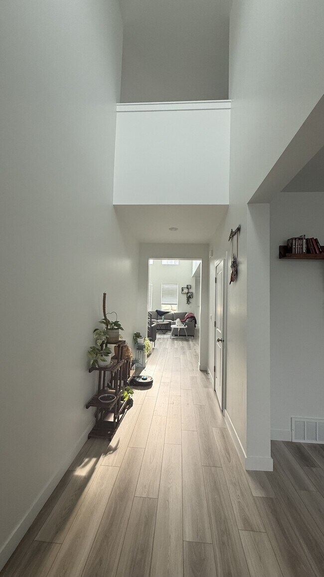 Building Photo - 3239 S Forest Ave