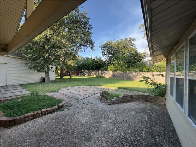 Building Photo - 2614 W Newton Cir
