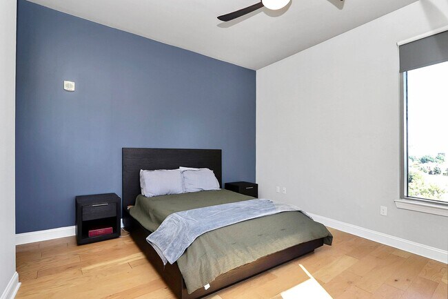 Building Photo - Spectacular 7th floor corner unit condo in Royal Court!