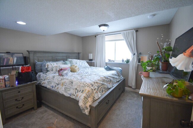 Building Photo - Spacious 4 bed 2 bath House For Rent