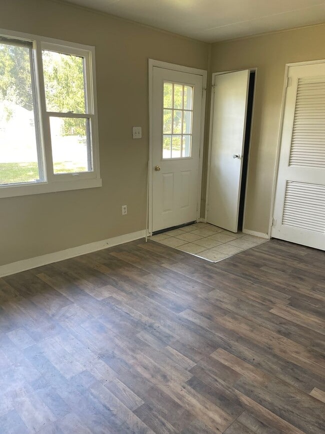 Building Photo - 3 bedroom 1 bathroom