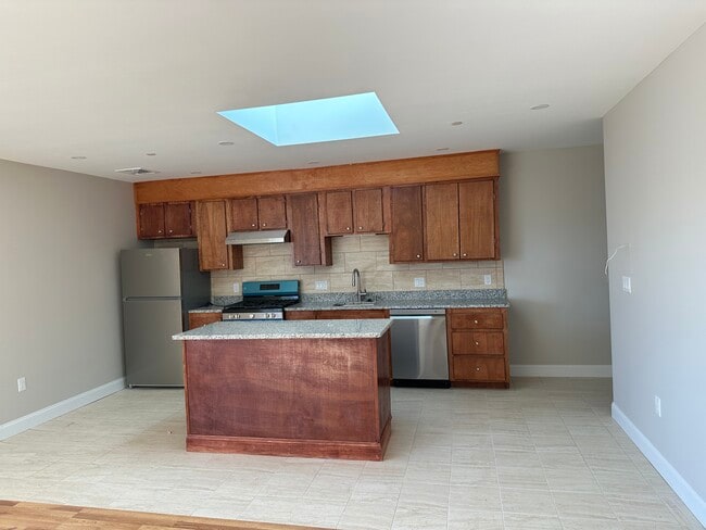 Building Photo - 164 Broadway