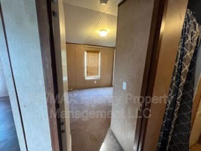 Building Photo - 10896 N Cedar Rd