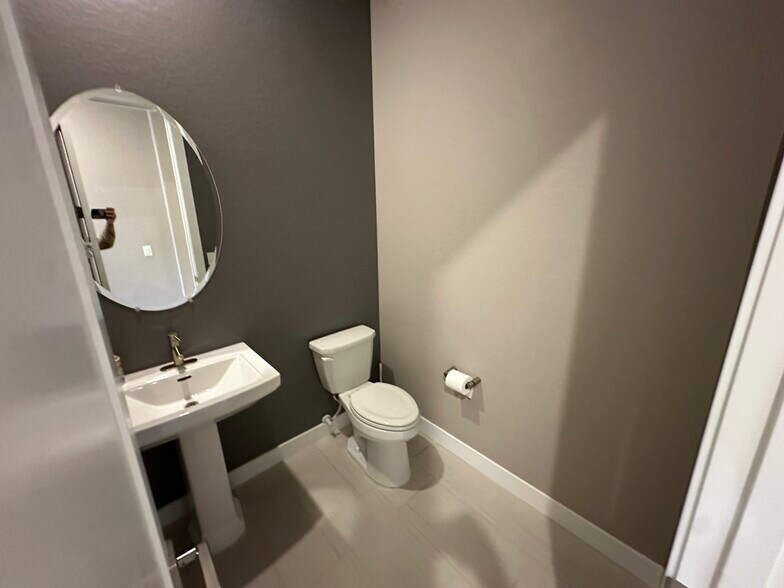 Building Photo - 1140 E Cherrywood Pl