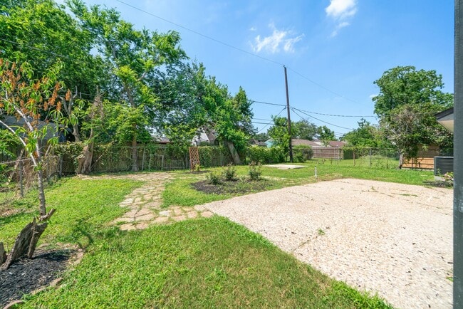 Building Photo - 10406 Broadstairs St