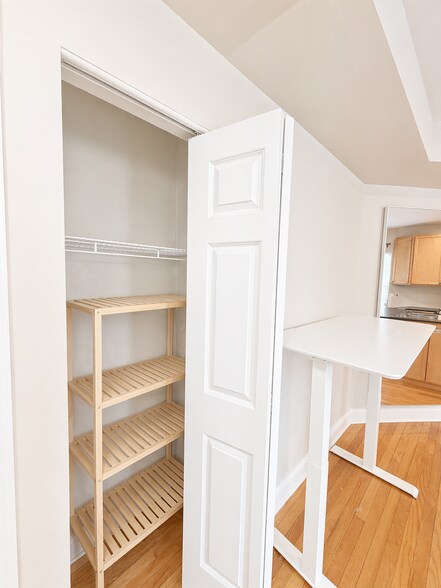 Building Photo - 6815 N Lakewood Ave