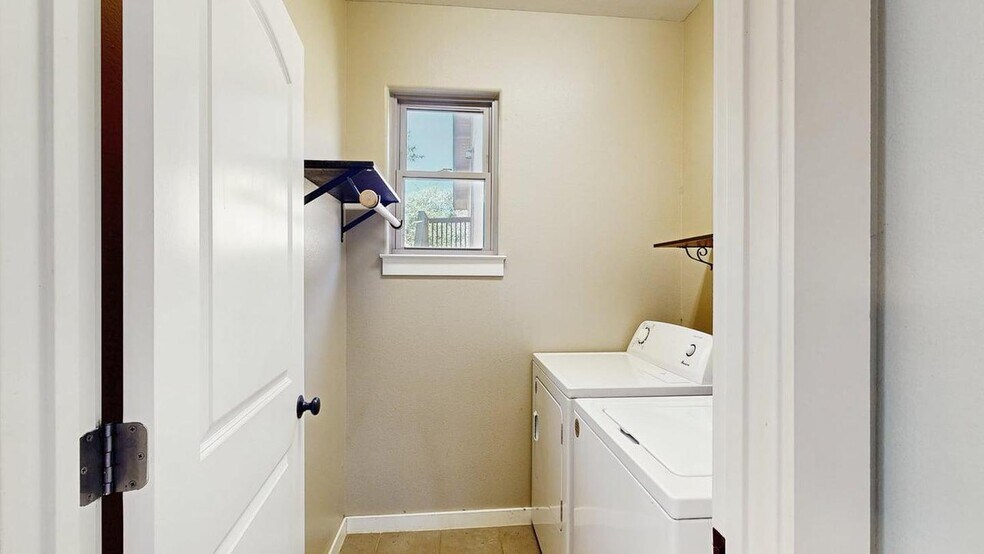 Building Photo - Beautifully updated home in a peaceful Geo...