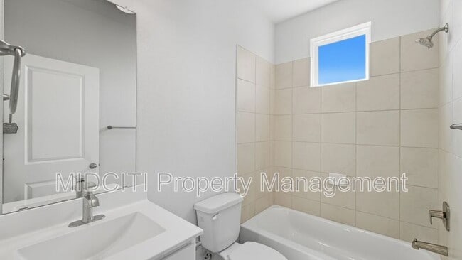 Building Photo - 2133 Hofstaat