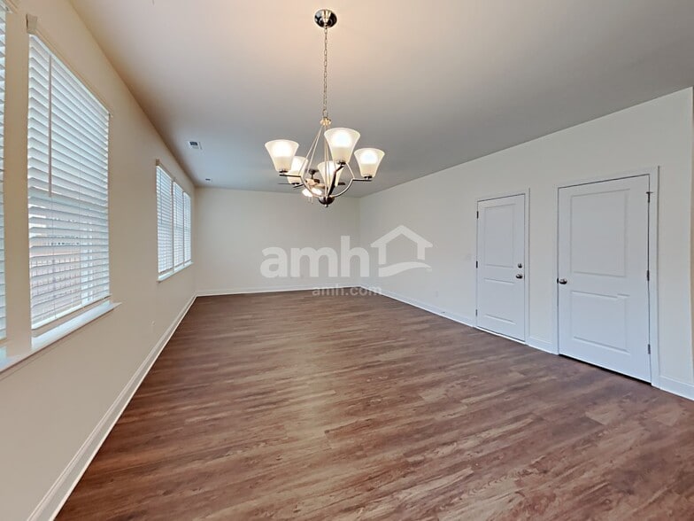 Building Photo - 2121 Johnston Dr