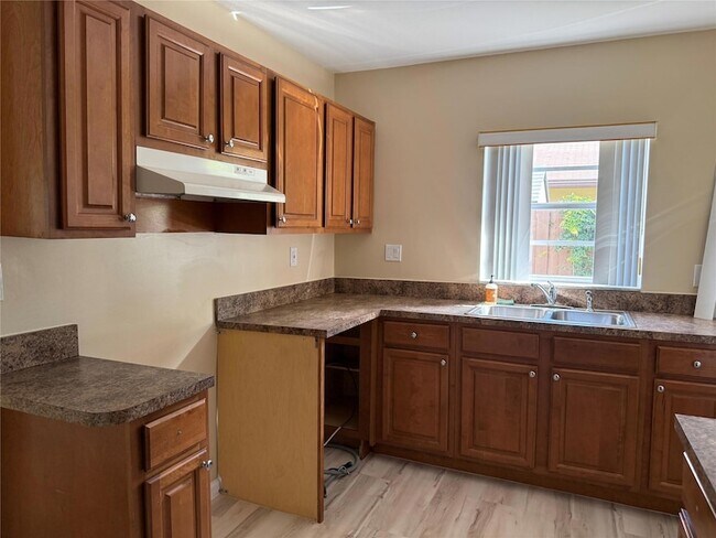 Building Photo - 602 NE 38th St