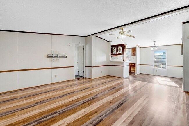 Building Photo - 3 Bedroom/2 Bathroom Equine Farm Home