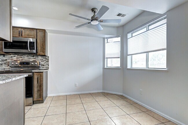 Building Photo - 2 bed 1 bath Condo in Victoria Crossing II