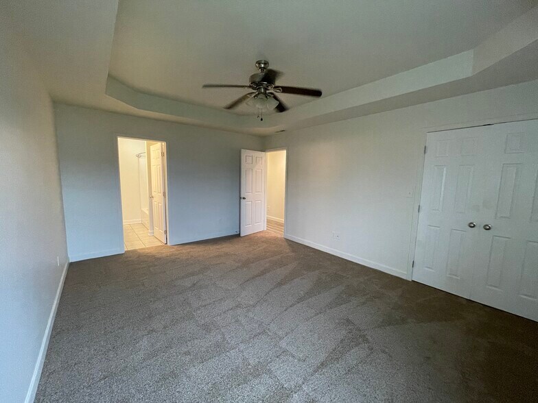 Building Photo - 717 Village Creek Dr