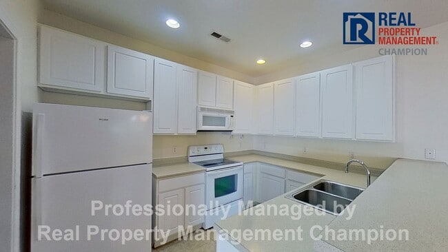 Building Photo - End Unit Condo with Open Floorplan and Split Bedrooms