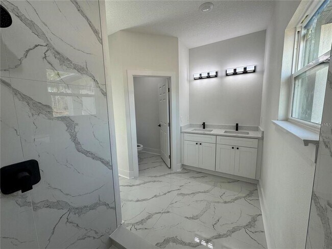 Building Photo - 702 Marion Oaks Manor