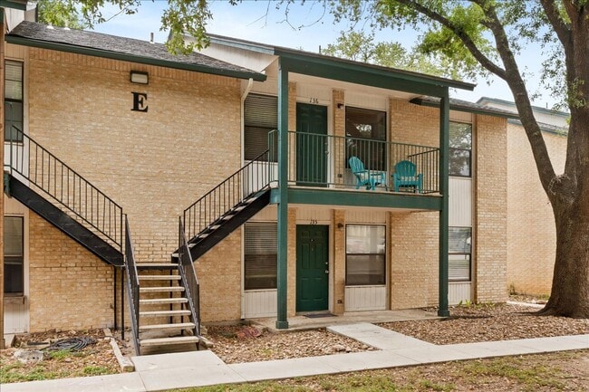 Building Photo - Great Location, Immediate Move In available - 2 bed / 2 bath Condo - 100% off First Month's rent!