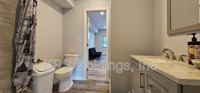 Building Photo - 410 Oak St