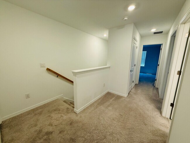 Building Photo - Townhome in The Townhomes of River Landing