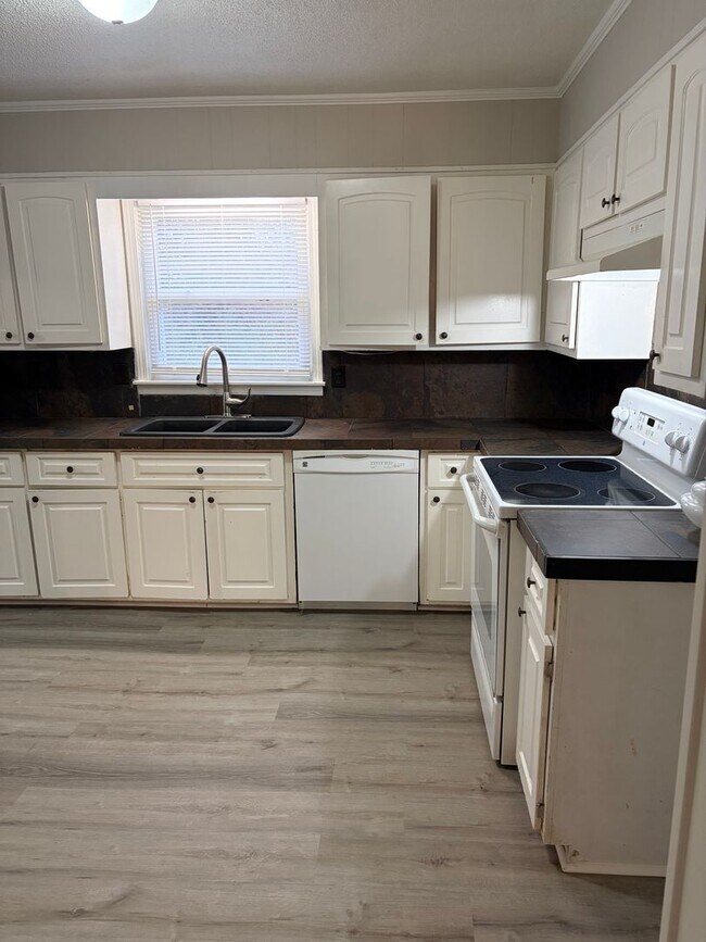 Building Photo - Newly Renovated For You! DEPOSIT SPECIAL $1000.00!