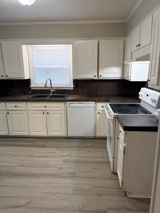 Building Photo - Newly Renovated For You!