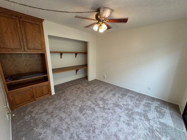 Building Photo - Single story 3 bed 2 bath in gated communi...