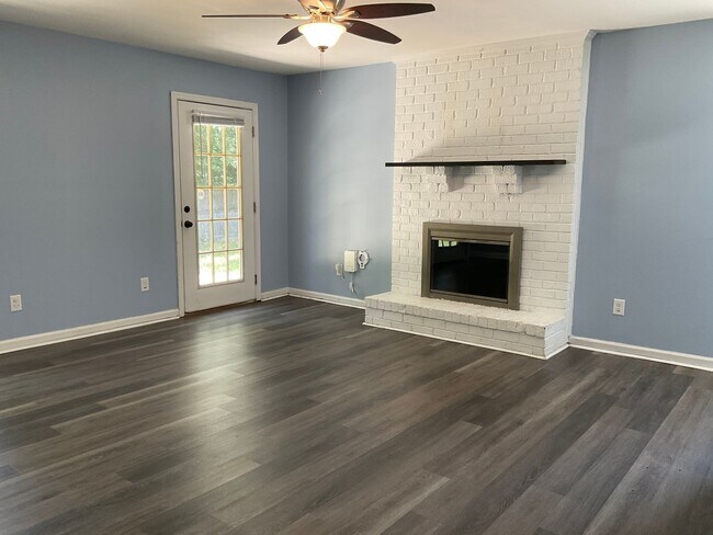 Building Photo - Welcome to this perfectly situated 3-bedroom, 2-bathroom home in the heart of Jacksonville.
