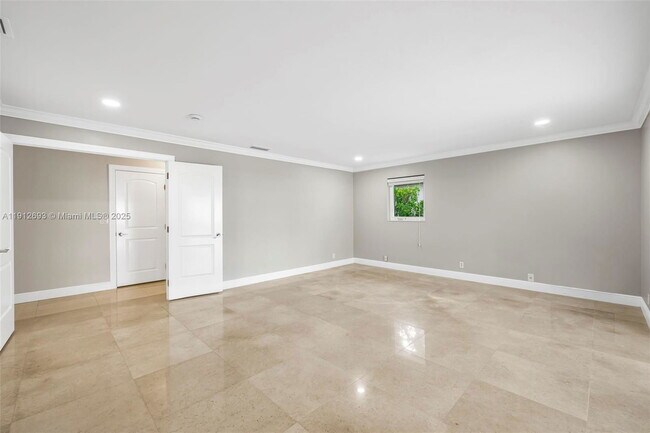 Building Photo - 633 Solar Isle Dr