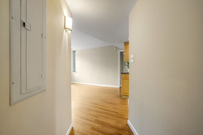 Building Photo - 1 Bedroom Meridian Hill Oasis - Parking In...