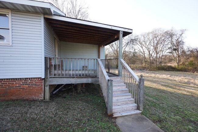 Building Photo - 606 W Tunstall St